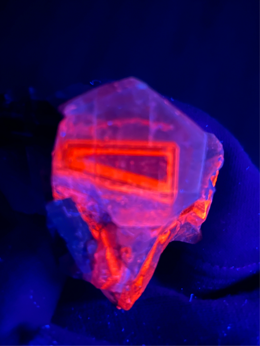 UV triangle calcite “Squid Game” calcite – Mineral Angel